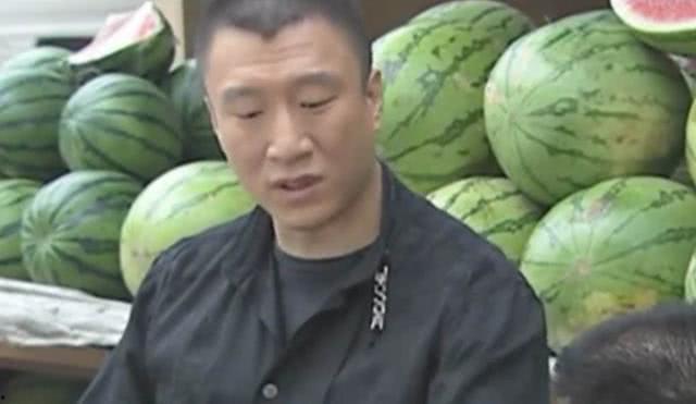 刘华强拿刀吃瓜,刘华强另类吃瓜记  第2张