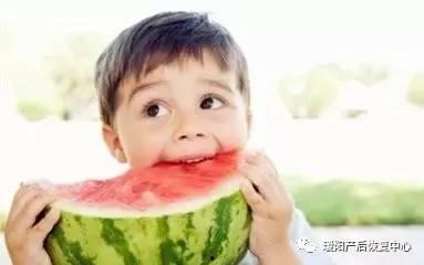 喂诺言吃熙瓜,甜蜜时光的美好回忆  第2张