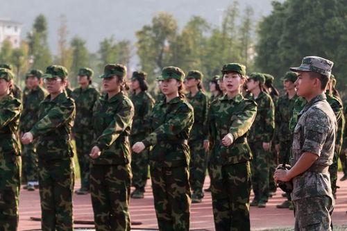 军训跳舞吃瓜,跳舞吃瓜，青春风采尽展  第2张