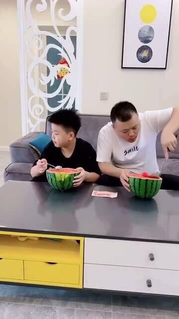 和爸爸吃瓜,和爸爸一起品味生活的甜蜜瓜果时光