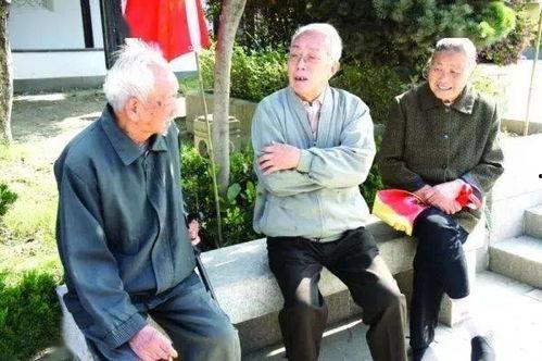 桥边吃瓜的那个老人,一位老人见证的岁月变迁