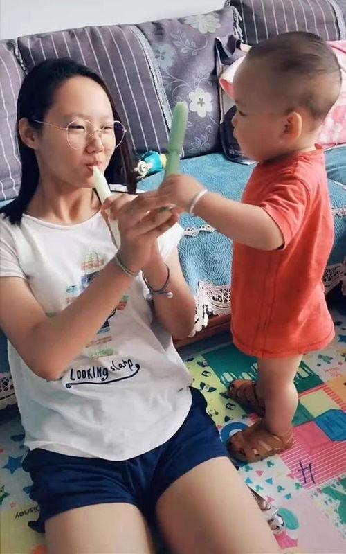 姐姐在吃瓜不给弟弟吃