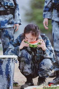 杨幂军训吃瓜,揭秘明星背后的辛苦与汗水